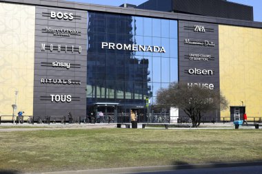 Varşova, Polonya - 8 Mart 2025: Promenada olarak bilinen ve büyük bir binada bulunan modern alışveriş merkezinin ön duvarı ve giriş kapısı.