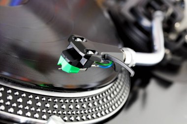 Modern bir turntable şimdi müziği yeniden üretmek için konumlandırılmıştır. Fişekli tonkol kayıtlara geçmek üzere..