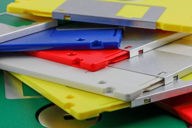 Düz, kare bir eve eklenmiş esnek bir manyetik disk. Uygun bir sürücü kullanılarak okunabilen ve yazılabilen dijital verileri depolamak üzere tasarlanmış, çapı 3.5 inç..
