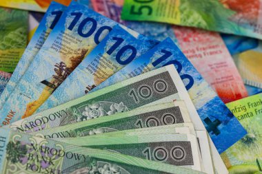 Polonya ve İsviçre parası. Polonya zloti banknotları İsviçre banknotlarının yanında. Bu tema birçok farklı finansal konuları göstermek için kullanılabilir. PLN ve CHF para birimleri