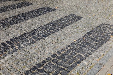 Polonya 'nın Sopot kentinde görülen kaldırımlı yaya geçidine çizgiler işaret ediyor