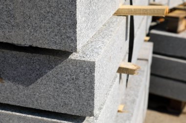Granit levhalar üst üste konmuş. Bu büyük yapısal elementler Polonya 'nın Varşova kentindeki kaldırımın modernizasyonunda kullanılmayı bekliyor..