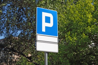 Dikdörtgen mavi işaret beyaz harf 