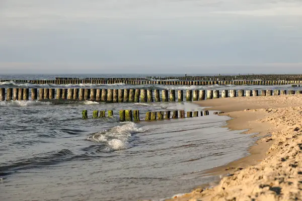 Dalgaların Baltık Denizi kıyılarında meydana gelen zararlı etkilerden korunmak için deniz tabanına sürülen dalgalar Ustronie Morskie, Batı Pomerania, Polonya 'dan görülmektedir..