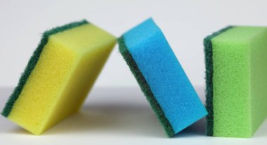 Temizlik için süngerler ve diğer ev işleri.