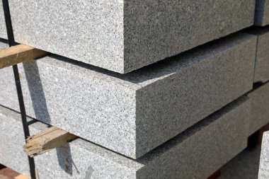 Büyük granit levhalar birbirinin üstüne konmuş. Bu büyük yapısal elementler Polonya 'nın Varşova kentindeki kaldırımın modernizasyonunda kullanılmayı bekliyor..
