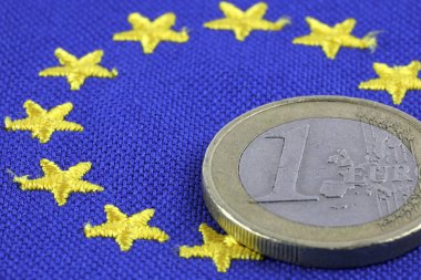 Bu, Avrupa Birliği 'nin para birimidir. Avrupa bayrağı ve üzerine bir avroluk para koyulmuş. Bu tema çeşitli finansal konuları göstermek için kullanılabilir.