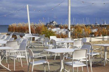 Polonya 'nın Sopot şehrinde, boş bir plajdaki açık hava kafe koltukları henüz alınmadı..