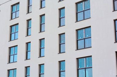 İnşaat halindeki bir apartmanın ön cephesinin parçası. Ön cephe bitti, ama iç kısım hala tamamlanıyor..