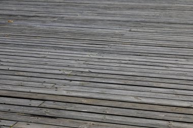 Ahşap zemin, Polonya 'nın Sopot kentindeki Baltık kıyısında bir iskelenin parçası. İskeledeki eski tahtalar kereste temaları için arka plan olarak kullanılabilir.