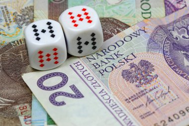 Polonya Zloti banknotlarına iki zar. Bu tema çeşitli finansal, kumar, şans ve risk temaları için kullanılabilir..