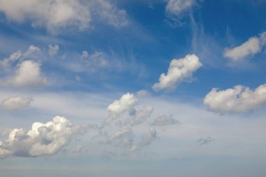 Beyaz bulutlu mavi gökyüzü, Polonya 'nın Ustronie Morskie kentinden görülüyor..