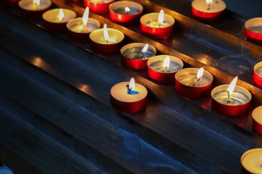 Dua mumları, İtalya 'nın Floransa kentindeki bir kilisede bir adak adağı olarak yakılmak üzere adak mumuna kondu..
