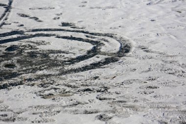 Donmuş ve karla kaplı gölde, buzda yürüyen ya da oynayan insanların izlerini görebilirsiniz. Bu göl, Polonya 'nın Varşova kentindeki Goclaw konutlarındaki parkın bir parçasıdır..