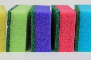 Bulaşık yıkama ve diğer ev işleri için çeşitli renkler.