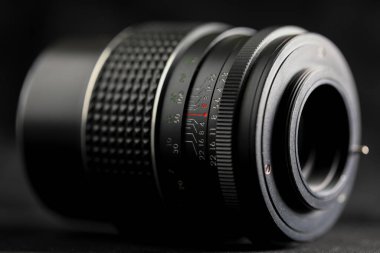 Analog SLR kamera için tasarlanmış eski bir analog 135mm asal lens. Lens bağlanma ipliği görülebilir.