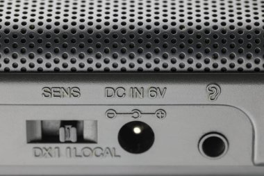 Eski tip taşınabilir radyo alıcısının kontrol panelinin ayrıntıları.
