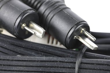 DIN ses 2-pin eklentileri, bir retro-stil ses sistemini serbest hoparlörlere bağlamak için ihtiyacınız olan küçük şeyler.