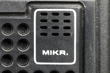 Eski bir kaset kaydedicinin ön tarafındaki küçük parçada dahili mikrofonu gösteren bir detay var..