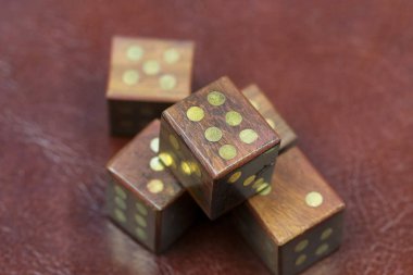 Deri bir yüzeye beş tahta zar atılmış. Bu tema çeşitli finansal, kumar, şans ve risk temaları için kullanılabilir..