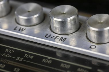 Radyo alıcı tuşlarının yakın görüntüsü, radyo dalgalarını almak ve seçmek ve bu bandın özelliklerini en iyi şekilde değerlendirmek için tasarlandı