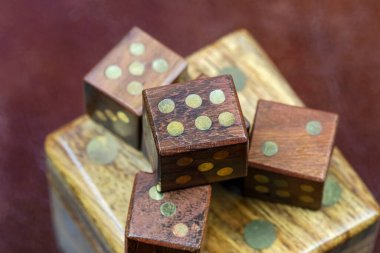 Zar şeklinde ahşap bir kutu ve üzerinde daha küçük tahta zarlar var. Bu tema çeşitli finansal, kumar, şans ve risk temaları için kullanılabilir..