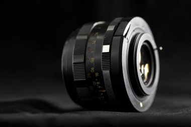 Analog kamera lensi, SLR kamera için 50 mm 'lik sabit odak uzaklığı. Lensi monte etmenin eski yolu görünür, iplik..