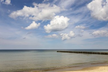 Ustronie Morskie, Polonya 'da görüldüğü gibi, Baltık Denizi' nin üzerinde güneşli mavi bir gökyüzü bulutları var..