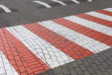 Kırmızı ve beyaz zebralı yol işaretleri yaya geçidini kurtardığını gösteriyor..