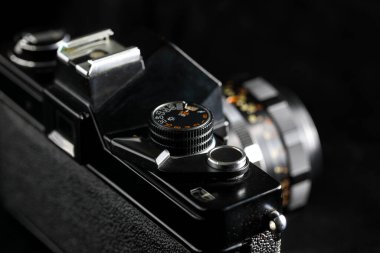 Radyasyon kontrol düğmesi görünen SLR kamera. Ayrıca bu eski analog cihazın üstünde bir film ilerletme kolu var..