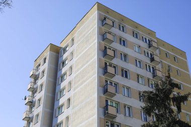 Varşova, Polonya - 28 Mart 2025: Birçok aile tarafından yaşamak için inşa edilmiş apartman bloklarının üst kısmı. Bu bina Saska Kepa konutlarında yer almaktadır..