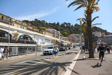 Güzel, Fransa - 23 Nisan 2023: Şehrin yerel tarihinin bir parçası olan evler dizisi, bugün burası eski kentte, sahil şeridi boyunca yer alan yerel kültür ve gastronominin bir kombinasyonu..