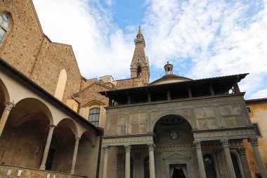 Floransa, İtalya - 14 Nisan 2023: Eski kasabadaki muhteşem binaların üst kısmı. Bu binaların mimarisi şehrin tarihini anlatır..