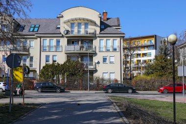 Varşova, Polonya - 20 Mart 2025: Praga-Poludnie 'nin bir ilçesi olan Goclaw' ın yerleşim yeri güneşli bir günde burada görülebilir..