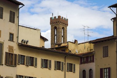 Floransa, İtalya - 14 Nisan 2023: Eski kasabadaki muhteşem binaların üst kısmı. Bu binaların mimarisi şehrin tarihini anlatır..