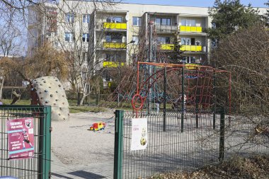 Varşova, Polonya - 8 Mart 2025 Goclaw konutlarının manzarası. Burada çok çeşitli oyuncakları olan çocukların oyun alanlarından birini görebilirsiniz..