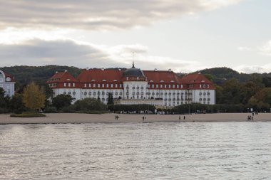 Sopot, Polonya - 6 Ekim 2024: 5 yıldızlı Sofitel Grand Sopot Oteli Baltık Denizi kıyısında yer almaktadır. Otel binası 1927 yılına dayanıyor..