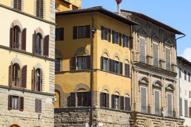 Floransa, İtalya - 14 Nisan 2023: Eski kasabadaki muhteşem binaların üst kısmı. Bu binaların mimarisi şehrin tarihini anlatır..