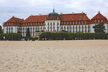 Sopot, Polonya - 7 Ekim 2024: 5 yıldızlı Sofitel Grand Sopot Oteli Gdansk Körfezi 'nin kumlu sahilinde yer almaktadır. Otel 1927 yılına dayanan bir binada bulunuyor..