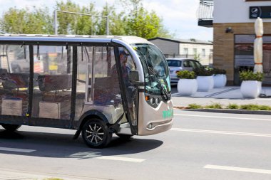 Mielno, Polonya - 23 Mayıs 2025: Bir tur arabası yol boyunca gidiyor. Bu tür bir arabayla bir yolculuğa çıkmak, turistlere turistik yerleri gezme ve gezme olanağı sağlıyor..