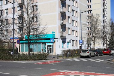 Varşova, Polonya - 28 Mart 2025 Saska Kepa konutları. Yol ayrımının yanında yolun karşı tarafından görülebilen yerleşim yerleri var..