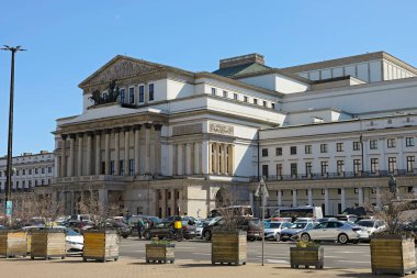 Varşova, Polonya - 3 Nisan 2025: 1825-1833 yılları arasında inşa edilen Büyük Tiyatro Binası, 1939 yılında İkinci Dünya Savaşı sırasında yandı, yeniden inşa edildi, yeniden tasarlandı ve 1947-1965 yılları arasında genişletildi..