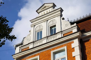 Sopot, Polonya - 7 Ekim 2024: Burası tarihi tuğla bir evin ön cephesinin üst kısmı. Binanın tepesinde yazan tarihe göre tarihi 1891 'e kadar uzanıyor..