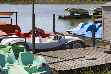 Mielno, Polonya - 12 Mayıs 2025: Araba şeklinde bu renkli pedal botlar Jamno Gölü kıyısındaki küçük bir marinada demirli..