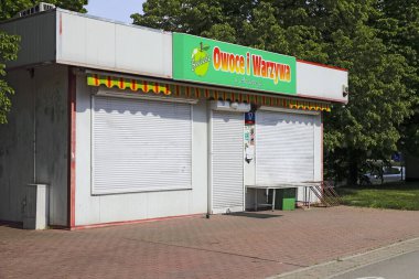 Varşova, Polonya - 2 Mayıs 2025: Bu bina, kepenkleri kapalı, şu anda iş saatlerinin dışında olan bir bakkal. Goclaw bölgesinde yer almaktadır..