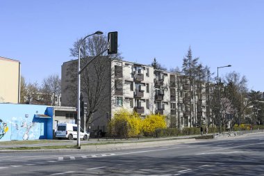 Varşova, Polonya - 28 Mart 2025: Saska Kepa adında bir yerleşim bölgesi. Bu bölgedeki geleneksel çoklu aile evi burada görülebilir..