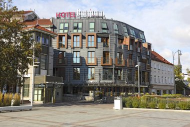 Sopot, Polonya - 6 Ekim 2024: Otel Bayjonn 'un cephesi. Otel şehrin merkezindeki en popüler yerde yer almaktadır..