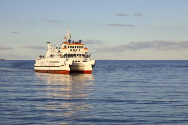 Sopot, Polonya - 5 Ekim 2024: 1980 'lerin başlarından Onyx adlı yolcu gemisi, Baltık Denizi' nin sularında, Gdansk Körfezi, yakında iskeleye yanaşacak..