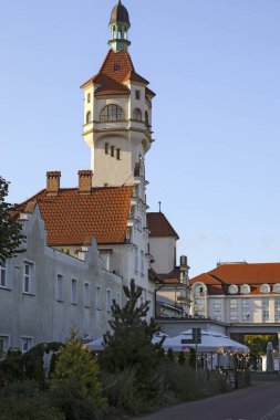 Sopot, Polonya - 9 Ekim 2024: Ülkenin kuzey kesimindeki kıyı kenti binaları Tri-City 'de toplanıyor. Landmark, deniz feneri olarak bilinen bir izleme kulesi..