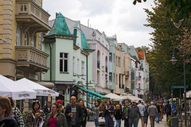 Sopot, Polonya - 6 Ekim 2024: Tri-City birleşiminin kuzey kesimindeki kıyı kenti. Şehrin ana güvertesi, pek çok insanın evlerde dolaştığı yer..